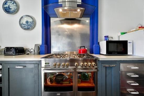 Quirky 4 Bedroom Apartment With Terrace Cardiff Eksteriør billede
