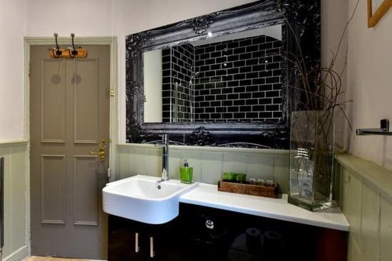 Quirky 4 Bedroom Apartment With Terrace Cardiff Eksteriør billede
