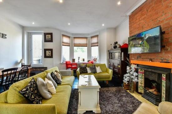 Quirky 4 Bedroom Apartment With Terrace Cardiff Eksteriør billede